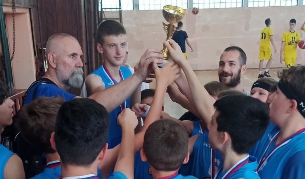 Branislav Vujičić sa dečacima KK Borča
